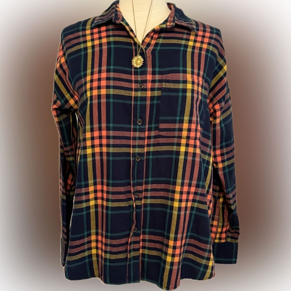 Adorable Old Navy plaid “Boyfriend” flannel! - Picture 2 of 8